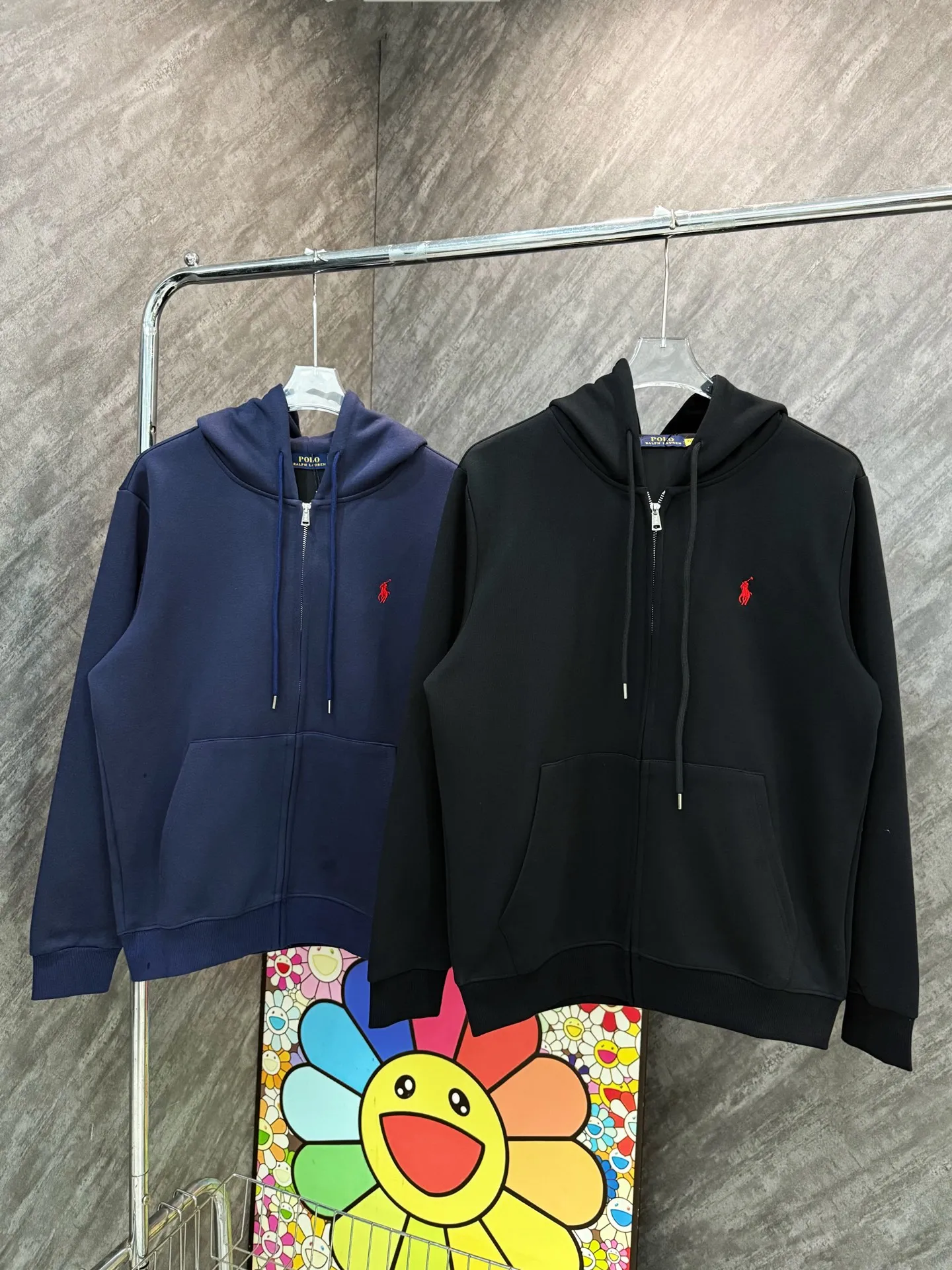 P250 model number Y126 Raff embroidered small label hooded jacket. Official website new limited edition jacket. Multiple designs. Fundraising for half a month. Made with conscience. 420g air layer composite fabric. Imported machine full classic embroidery small label. Large factory flow workmanship. Neat and orderly stitching. Loose os version. Versatile style. Couple style. Tag. Hanging grain. Washed. Main wheat. Packaging. Full set of accessories. 📦 All details are real shots without beauty filters. Feel free to buy📷 colour: black navy size: s m l xl